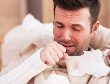 Αυτά τα συμπώματα σας προειδοποιούν ότι η γρίπη... «γυρνάει» σε πνευμονία